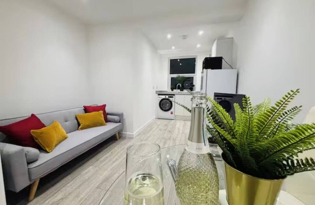 Central 1BR Watford Flat 10A | Stayfolk