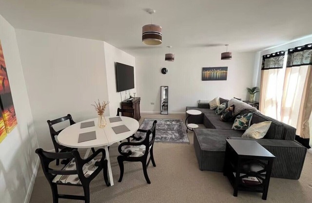 Central 2-Bed Apartment - Sleeps 5 & Free Parking