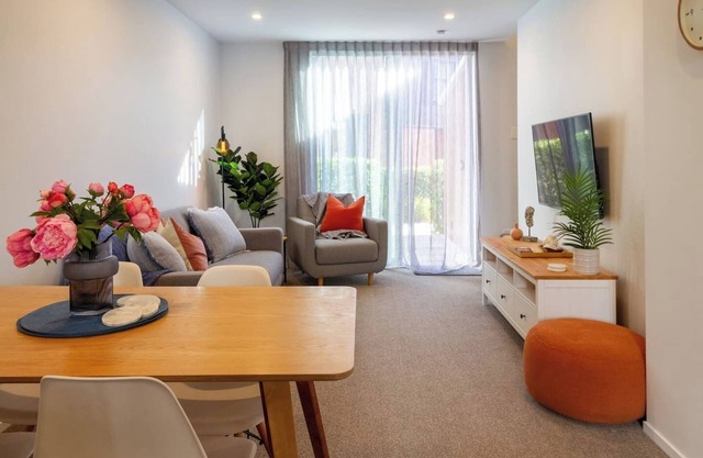 Central 2-BR Townhouse w/Free Carpark