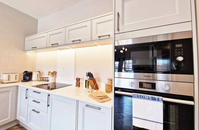 Central & Brand New, 1 bed luxury flat