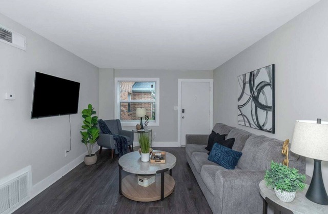 Central Buckhead 2BR apartment with king beds, full kitchen, fast Wi-Fi, and free parking — minutes from Lenox Square, Phipps Plaza, and top dining.