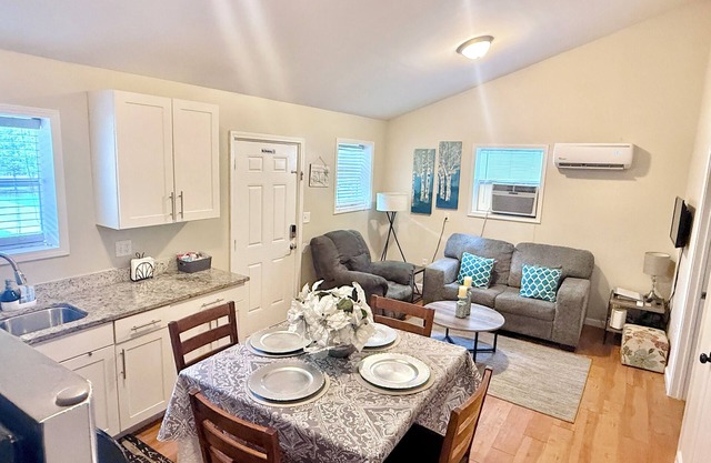 Central/Charming Apt 2 Br/1 Bath.Close to Airport 15min. Private Entry