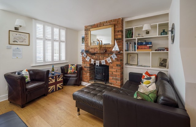 Central Cowes Victorian Cottage. Sunny Garden, 2 baths, Ferry Discount STA.