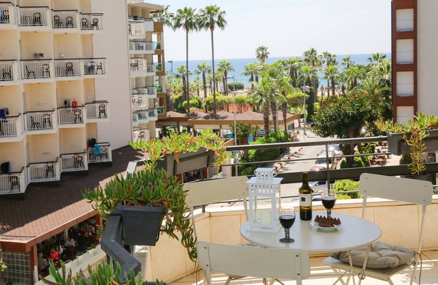 Central Flat w/ Balcony & Sea View, 1 Min to Beach