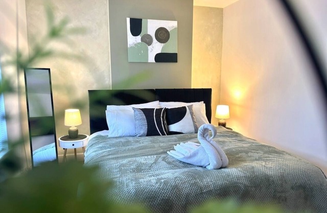 Central Luxe 4BR House|FreeParking| 5 TVs |Sleep10