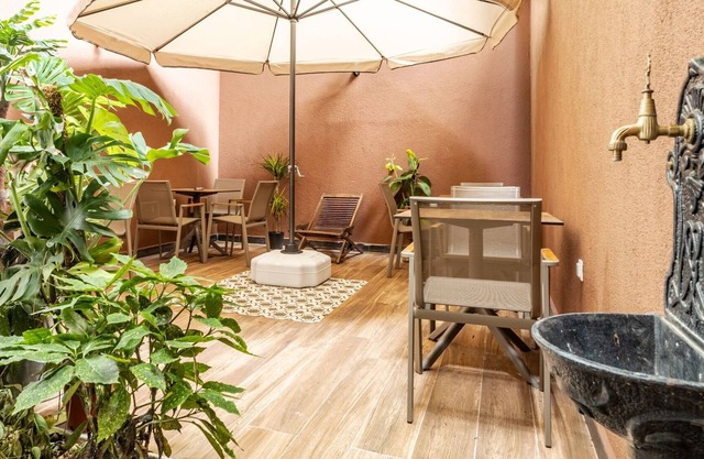 Central, Historical Hotel Room w Garden in Kadikoy