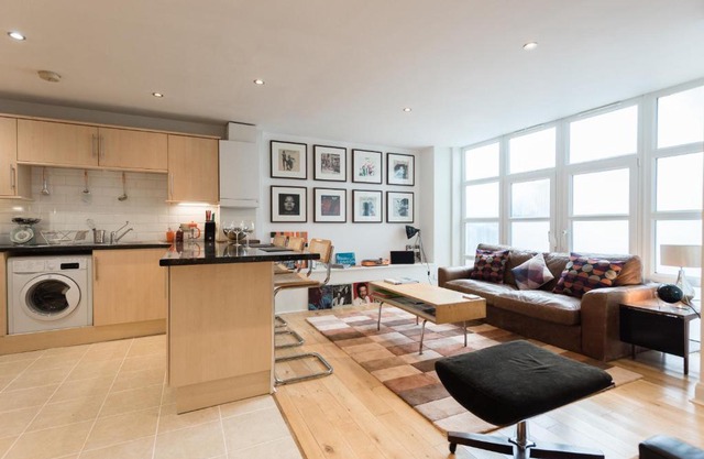 Central Home with Parking near Waterloo & St Thomas & Big Ben & Parliament