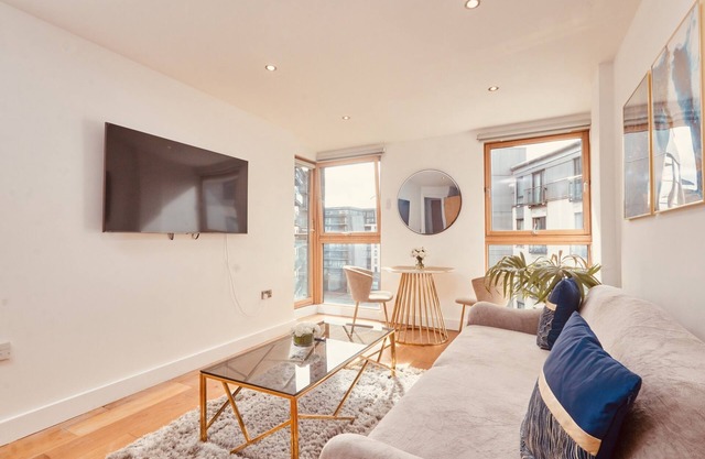 Central Leeds Dock Apt & Free Secure Parking!