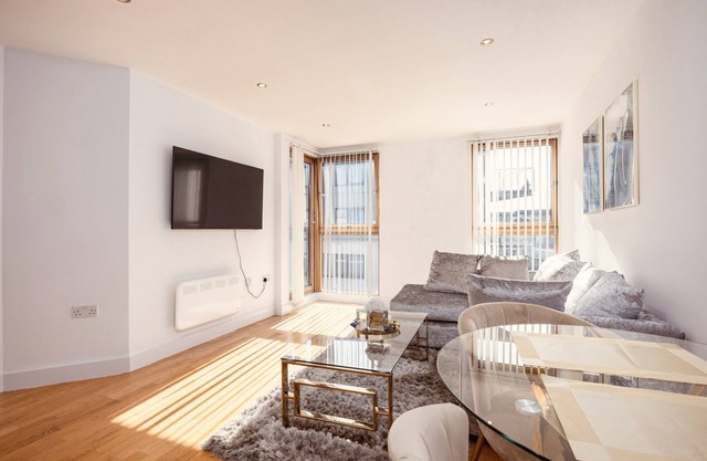 Central Leeds Dock Apt & Free Secure Parking!