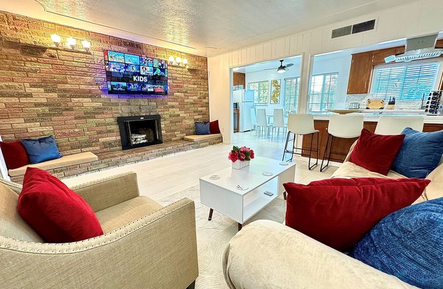 Central Location+Cozy+Spacious 4 Bedroom, 2 Bathroom, 2 Kitchen, 2 LivingRoom
