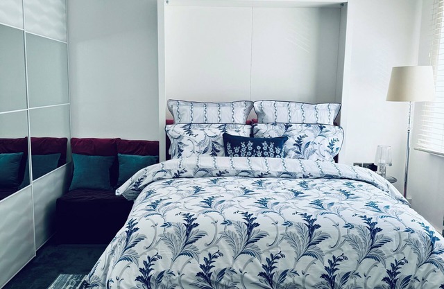 Central London stylish newly decorate studio