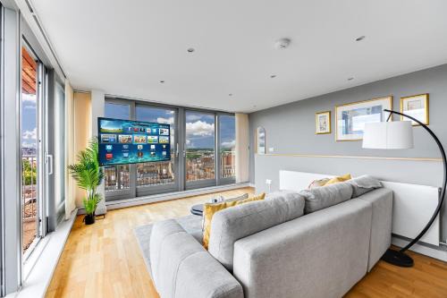 Central Lux Penthouse with Balcony, Terrace & Prking