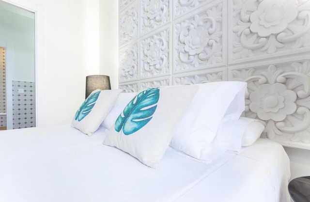 Central Madrid, with 5bdrs! Up to 10 people!