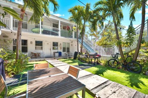 Central Miami Beach Condo w BBQ Facilities