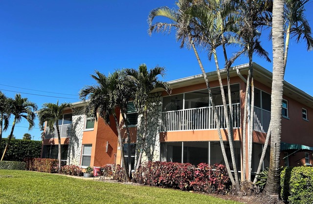 Central Naples Condo (1 W) Close to beach