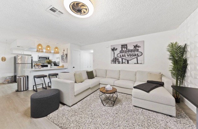 Central Near Summerlin with Pool hot tub and games