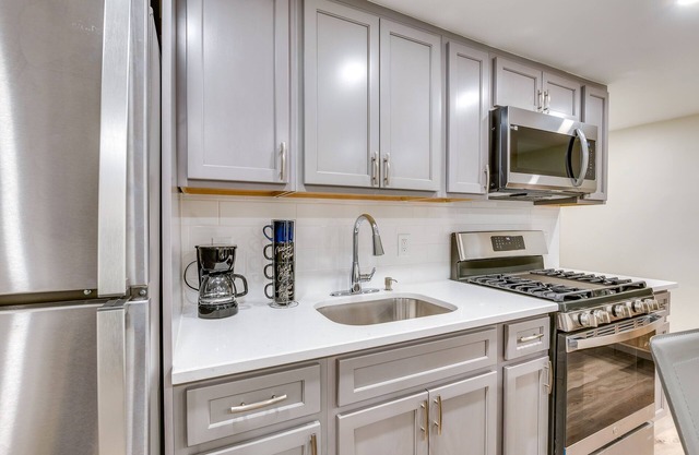 Central Newark Apartment: 1 Mi to Downtown!