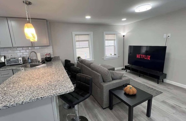 Central Salem Retreat 2bd W/parking
