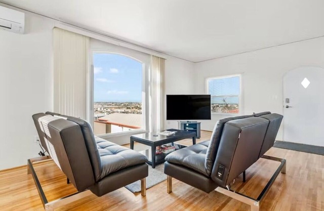 Central San Diego 2BD/1BTH w/Hilltop View of the Bay