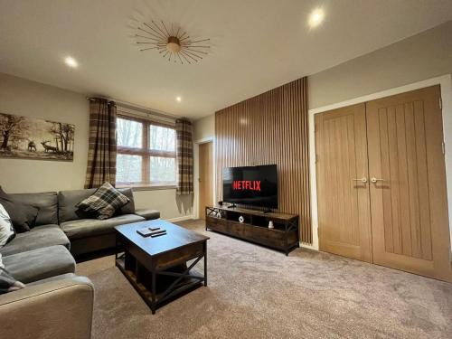CENTRAL SERVICED APARTMENTS - 2 Double Bedrooms - Monifieth - Sleeps 4 - Modern & Unique - Smart TV & WiFi - Fully Equipped Kitchen - Spacious & Unique