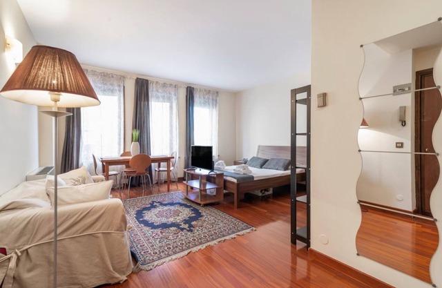 Central studio equipped with every comfort to accommodate 2 people. The position of the house is ideal for visiting the city, it is immersed in the magic of the "squares", and is a stone's throw from the Scrovegni Chapel, the Palazzo Bo, the Palazzo dell