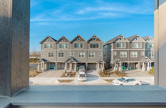 Central townhome walkable to Edgefield with chef's kitchen, balcony, & fireplace