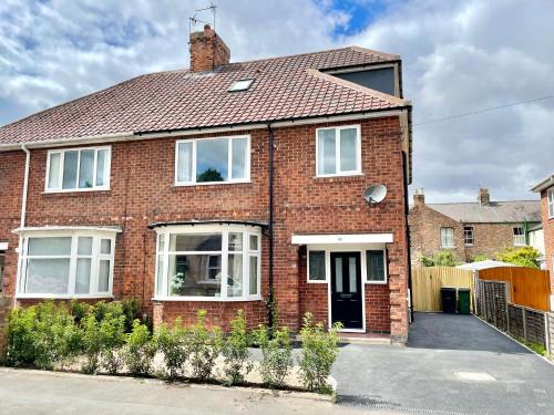 Central Townhouse with free off road parking and garden