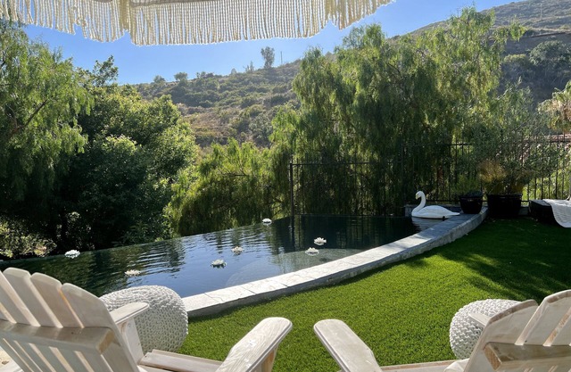 Central Vineyard Heated Pool Hot Tub BBQ Gazebos and Swings (Pet+Child Friendly)