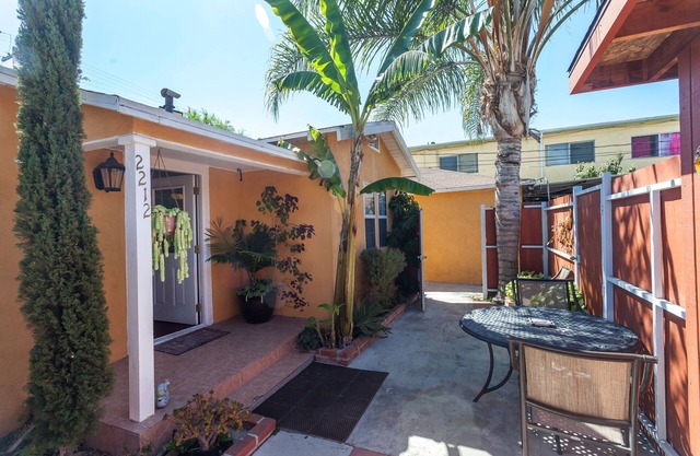 Centrally located! 15 min. to beach, outdoor patio & pet friendly!