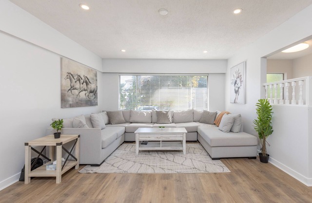 Centrally located 3 bedroom 2 bathroom close to stores, restaurants and downtown
