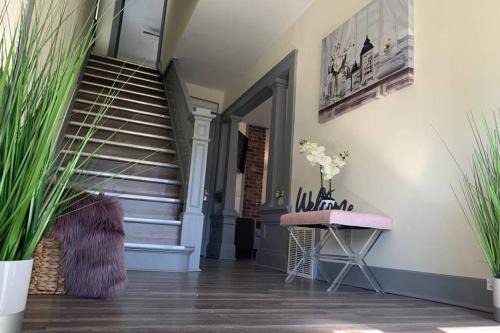 Centrally Located 5BR house in Niagara Falls