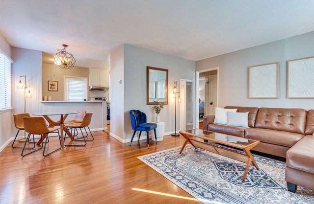 Centrally Located Burbank Duplex Near Hollywood!