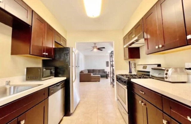 Centrally Located-Private Backyard/Beach/Parking1