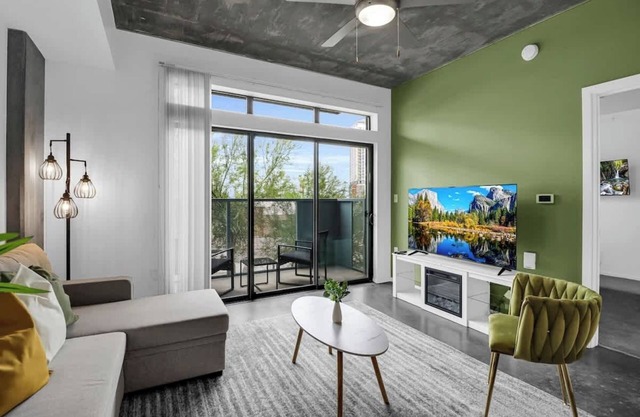 Centric 1BR In HEART of DTPHX Free Parking + Pool
