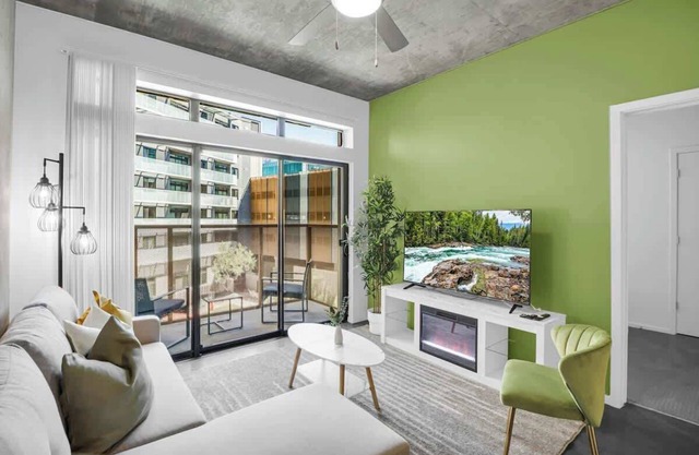 Centric 2BR In HEART of DTPHX Free Garage Parking