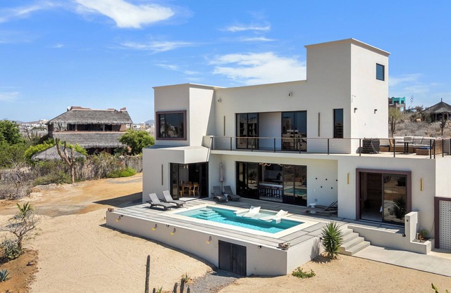 Cerritos 4BR Oasis Private Pool & Walk to Surf