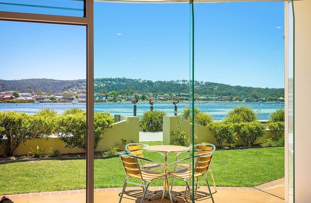 Cetacea Luxury Apartments - 2 Bedroom Lake View Apartment - Disability Accessibl