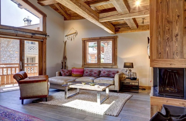 Chalet, 100m from resort center, balcony, fireplace or stove, tv, 150m², Courchevel