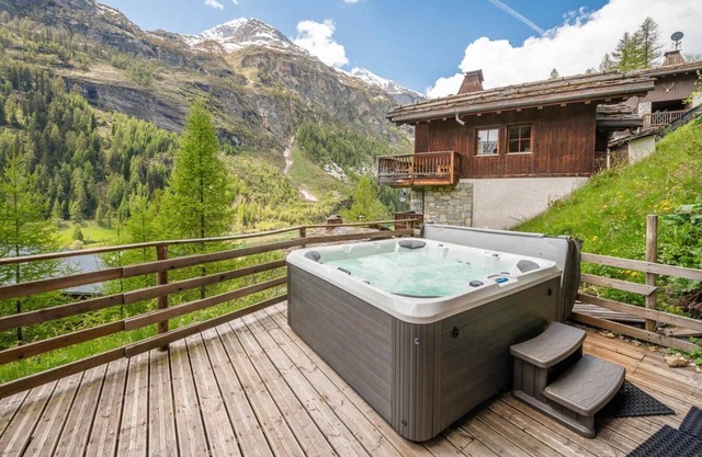 Chalet, 200m from ski slopes, terrace, balcony, fireplace or stove, tv, ski locker, 108m², Tignes