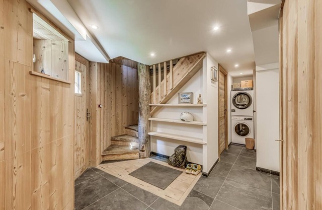 Chalet, 50m from ski slopes, view mountain, terrace, fireplace or stove, tv, ski locker, 130m²