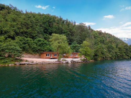 Chalet Alessandrini - Private Lakeside Beach