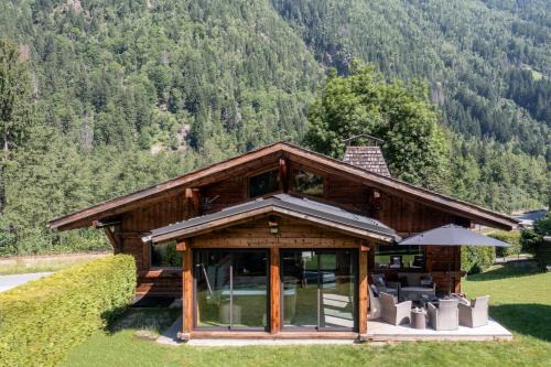 Chalet Altura- 5 Bedrooms - Jacuzzi and Sauna - By Cozee Rentals