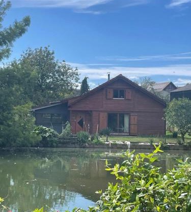 Chalet au bord d'un étang