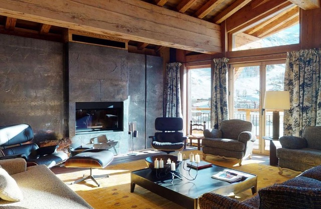 Chalet avec Piscine Chauffée, Accès Direct aux Pistes et Services de Luxe à Val-d'Isère - FR-1-567-108