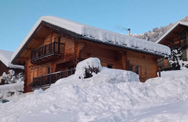 CHALET BOIS MASSIF, 4 bedrooms, sleeps 10