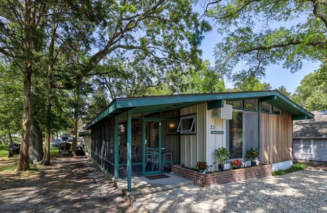 Chalet by the Bay. 2 bedroom 1 bath Pet Friendly Close to Bay Beaches