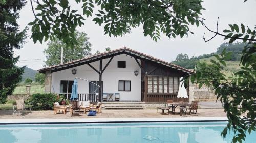 Chalet con piscina en Peón "Los Tres Robles"