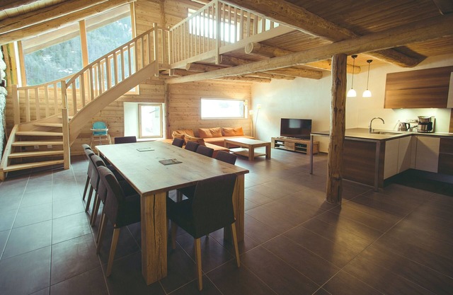 Chalet foot of the tracks, sauna jacuzzi, chimney. Ideal for hiking, activities