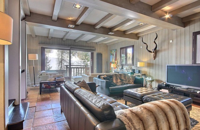 Chalet for 14, jacuzzi and garage