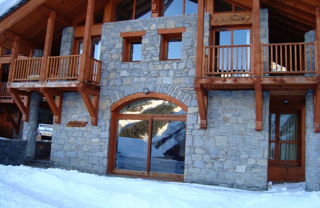 CHALET HELENE WITH PRIVATE JACUZZI AND SKING VIRTUALLY ON DOORSTEP SLEEPS8